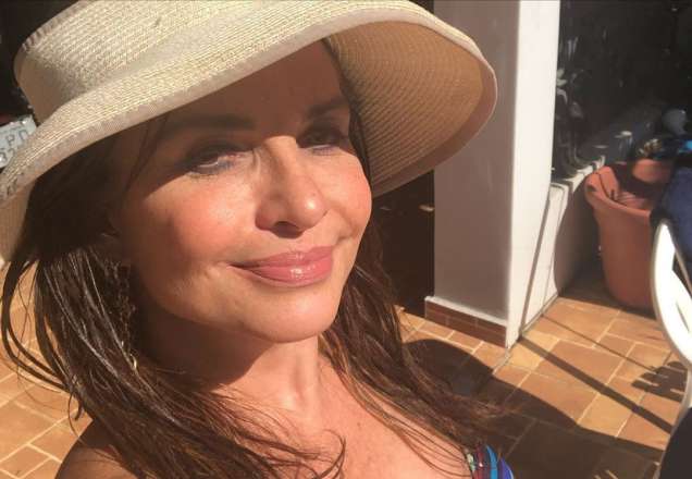 Aos 59 anos, Luiza Tomé curte praia e posa de maiô recortado
