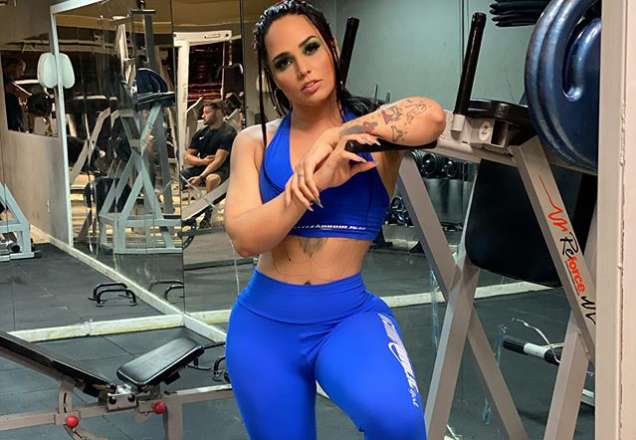 Perlla rebate críticas por usar maquiagem durante treino: "Hipocrisia"