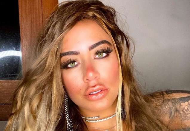 Rafaella Santos ostenta bumbum gigante em foto na janela