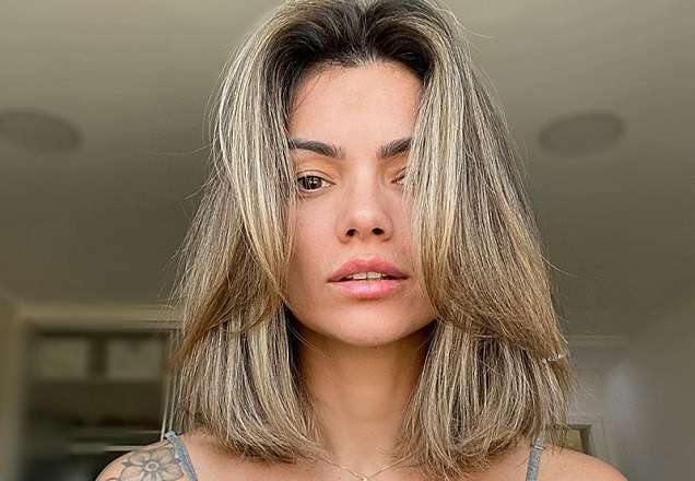 Kelly Key surge de biquíni e ostenta corpão escultural