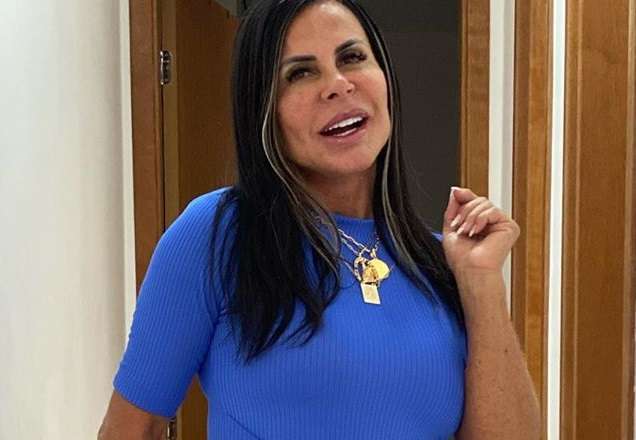 Gretchen deixa pernões de fora em vestido justinho