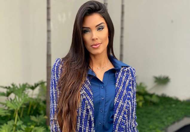 Ivy Moraes esbanja beleza ao posar de lingerie na cama