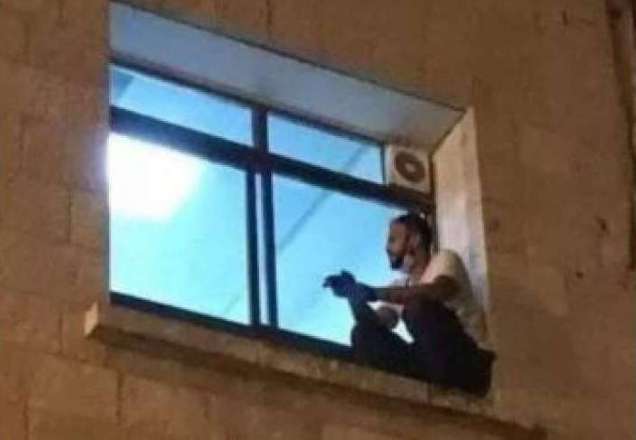 Homem escala muro de hospital para se despedir da mãe diagnosticada com Covid-19