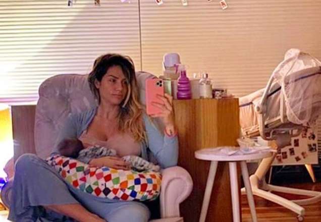 Giovanna Ewbank mostra perninhas de Zyan em momento de ternura