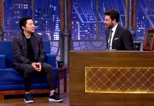 Danilo Gentili recebe Pyong Lee no The Noite desta quinta-feira