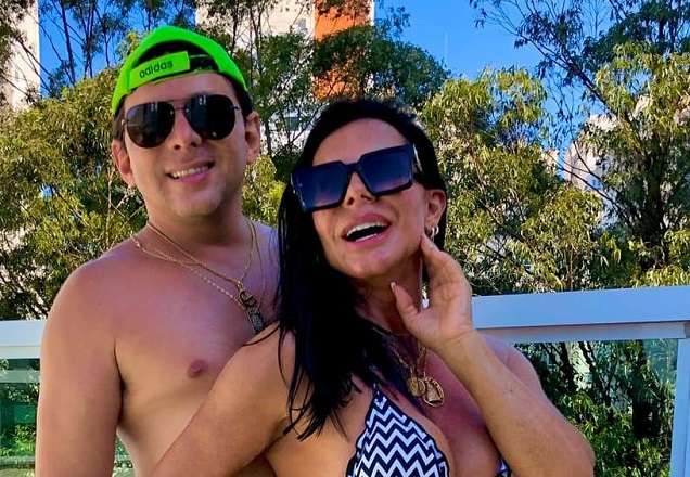 Gretchen exibe corpão bronzeado em biquíni listrado