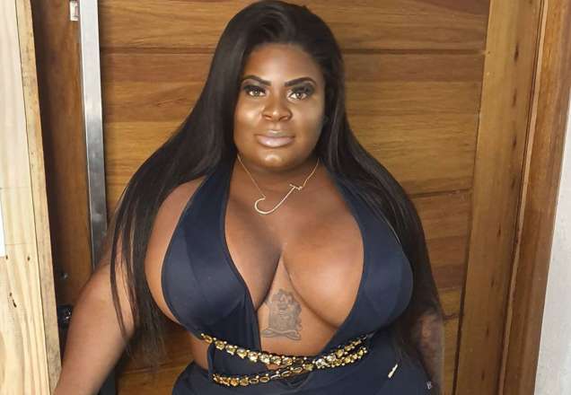 Jojo Todynho usa calça agarrada em treino e deixa bumbum marcado