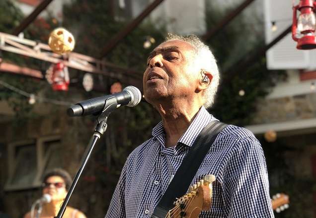 Gilberto Gil posa com os 10 netos em momento fofíssimo