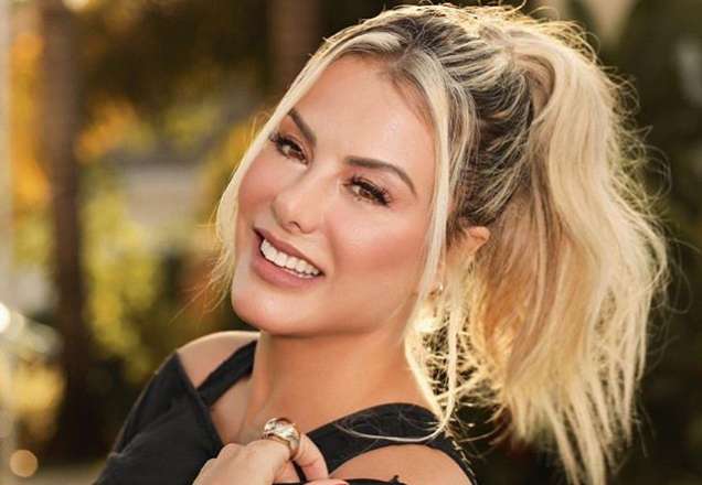 Poliana Rocha, esposa de Leonardo, posa de biquíni e esbanja beleza