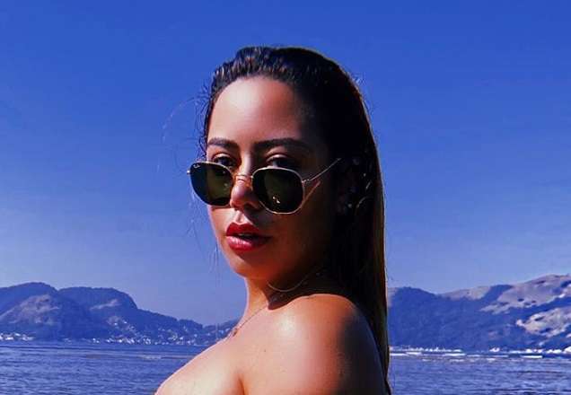 Irmã de Neymar surge só de biquíni e recebe milhares de curtidas