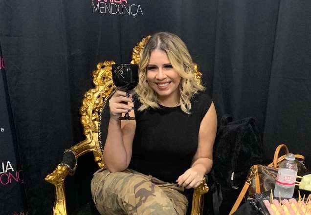 Marília Mendonça renova bronzeado apenas de biquininho