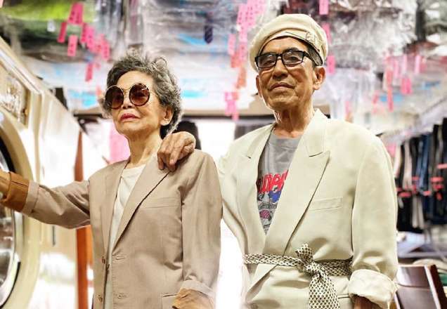 Idosos dão show de estilo usando roupas deixadas em lavanderia