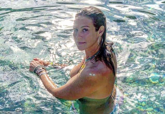 De topless, Luana Piovani posa em praia de Ibiza