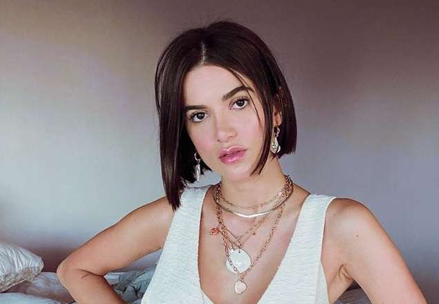 Manu Gavassi mostra barriga negativa em foto de biquíni