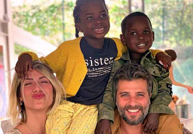 Gio Ewbank mostra Bruno Gagliasso e os filhos construindo casa na árvore