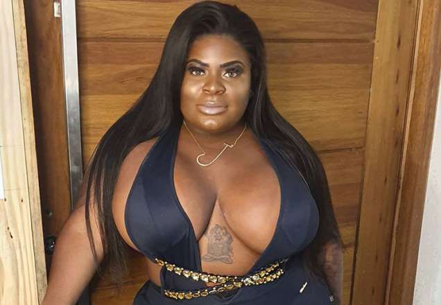 Jojo Todynho surge com vestido decotado e cinturinha mais fina