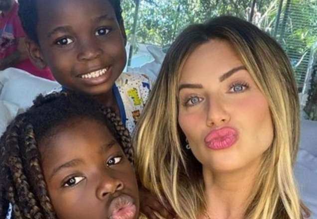 Giovanna Ewbank mostra filho recém-nascido "reagindo" às brincadeiras dos irmãos