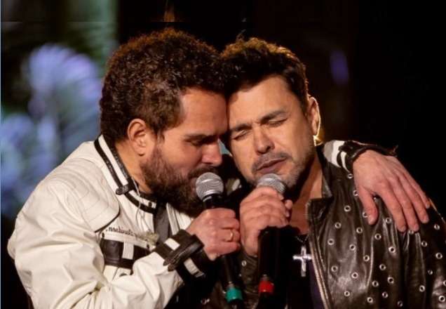 Zezé Di Camargo e Luciano homenageiam a mãe pelo aniversário e emocionam
