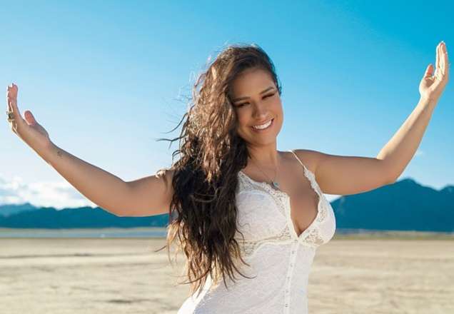 A família cresceu! Simone anuncia gravidez e emociona ao lado da família