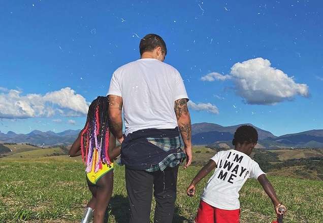 Bruno Gagliasso encanta com foto dos filhos dormindo: "Anjos"