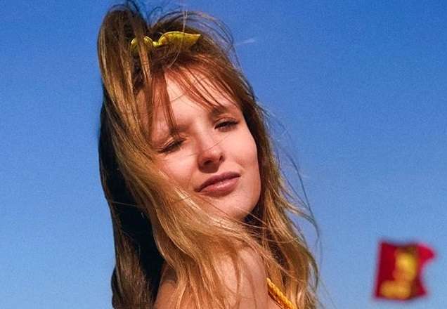 De biquíni, Larissa Manoela encanta ao exibir corpão em praia
