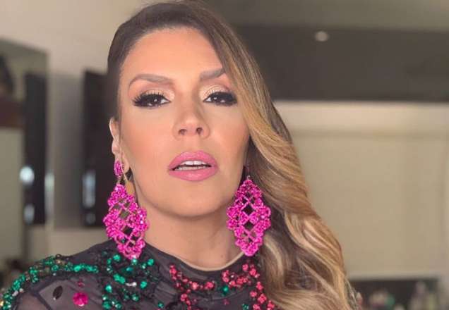 Aos 44 anos, Simony usa vestido agarradinho e pernas chamam atenção: "Corpão"