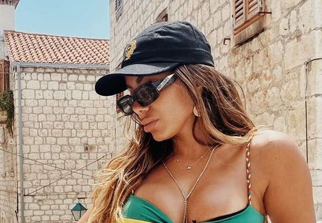 Anitta empina o bumbum e quase mostra demais: "Em paz"