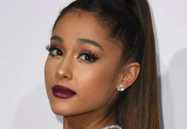 Ariana Grande surge com cabelo natural enquanto toma sol de biquíni