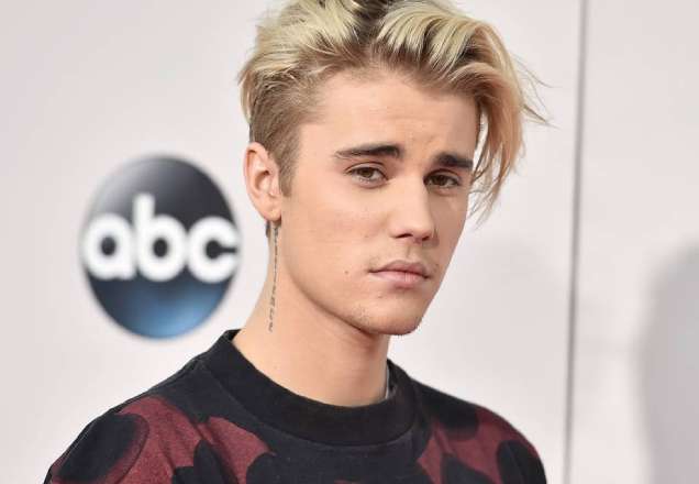 Justin Bieber mostra momento de seu batismo em igreja evangélica