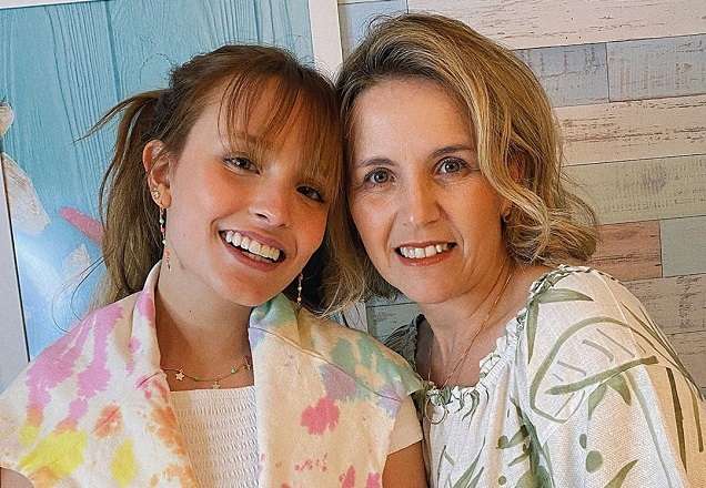 Larissa Manoela capricha e faz festa chique de aniversário para a mãe