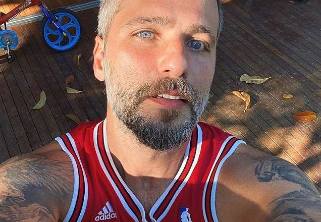 Bruno Gagliasso aparece em foto inédita com os três filhos