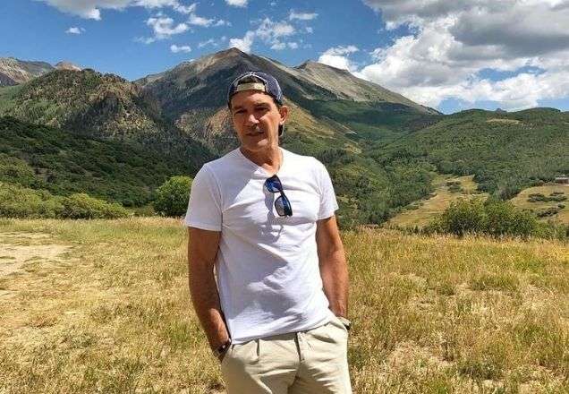 Ator renomado assopra velinhas e diz estar com coronavírus