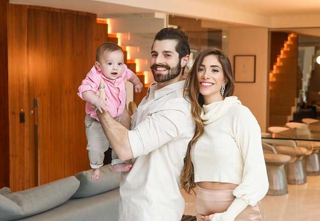 Alok e Romana Novais revelam sexo do bebê com fogos de artifício