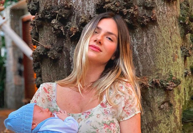 Giovanna Ewbank compartilha clique amamentando Zyan e escreve: "Amor"