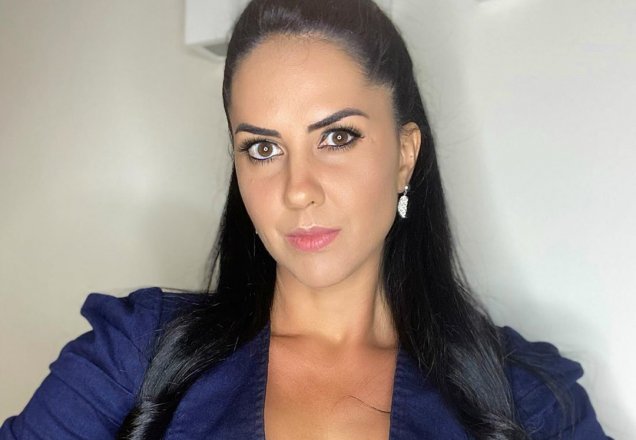 Graciele Lacerda posa de biquíni e esbanja corpaço