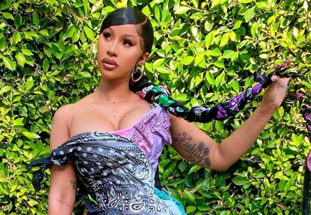 Cardi B posta vídeo cantando Zezé di Camargo e Luciano e fãs piram