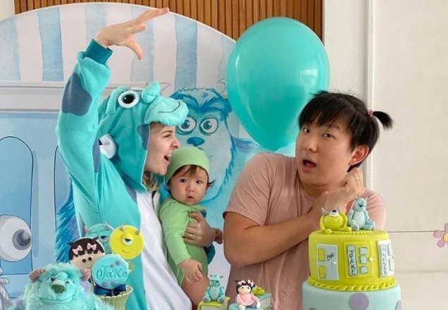 Pyong Lee se fantasia de personagem de "Monstros S.A." em mesversário de Jake