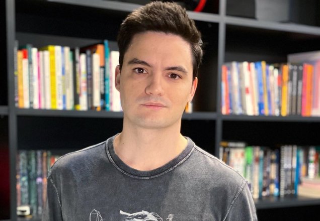 Felipe Neto oferece pagar toda a educação de menina que foi estuprada pelo tio
