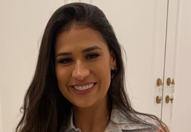 Simone posa com blusa que tem há uma década: "Já podem fazer montagem"