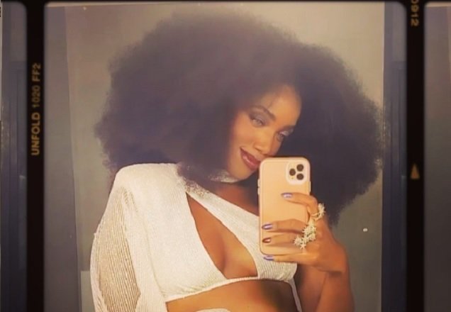 Iza posa deslumbrante com novo visual e deixa seguidores babando