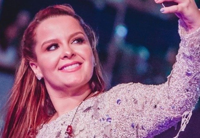 Maiara, da dupla com Maraisa, aparece de biquíni enquanto curte piscina