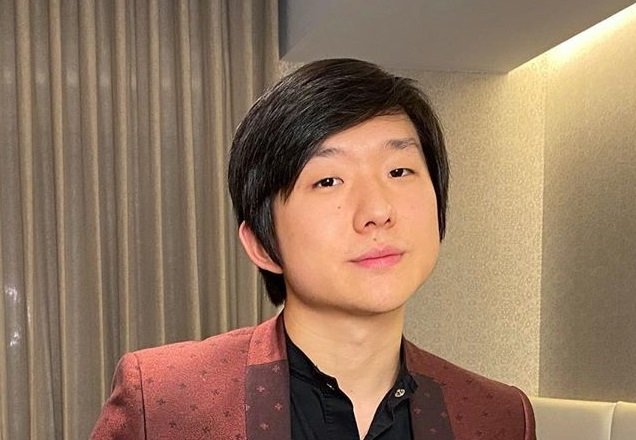 Pyong Lee mostra irmão gêmeo e fãs se surpreendem com semelhança
