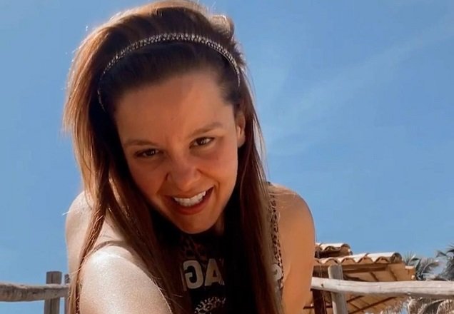 Maiara surge apreciando vinho em momento de lazer