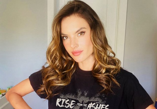 Alessandra Ambrosio posa de biquíni em local paradisíaco