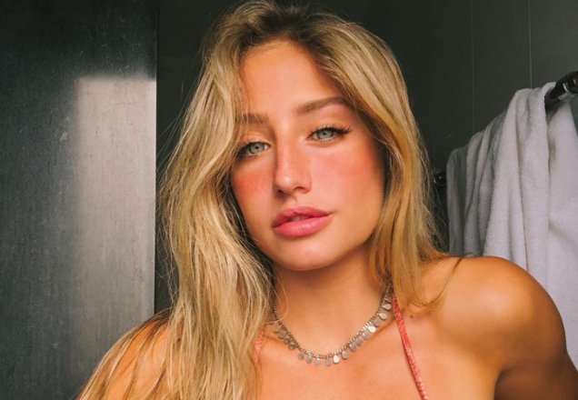 Bruna Griphao ostenta barriga sarada em clique de biquíni