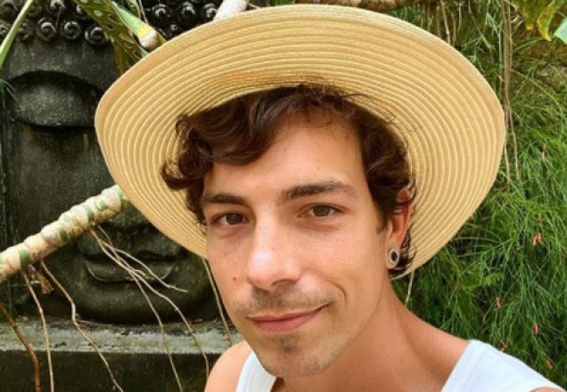 Di Ferrero encontra ninho de cobras no quintal de casa