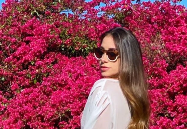 Esposa de Alok faz charme e mostra barriguinha de gravidez