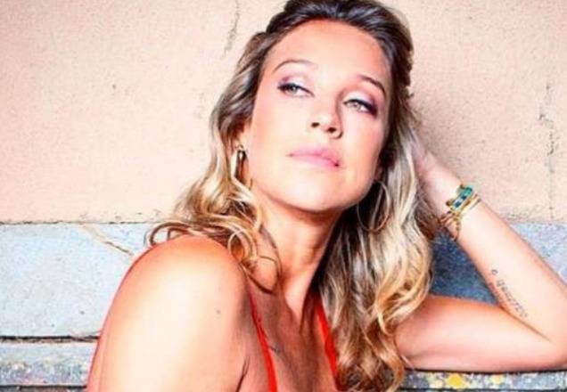Em fotos na praia, Luana Piovani comemora aniversário de 44 anos