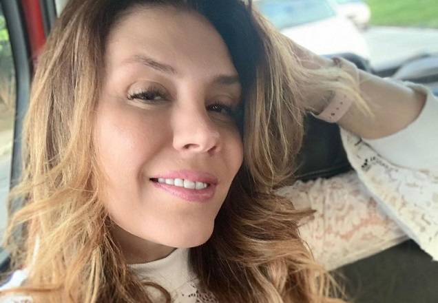 Simony dá beijão de tirar o fôlego em namorado e se declara