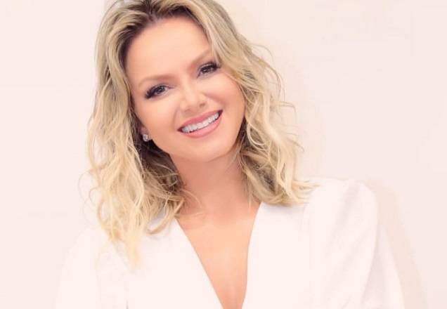 Sorridente, Eliana posa com look amarelo e encanta com beleza